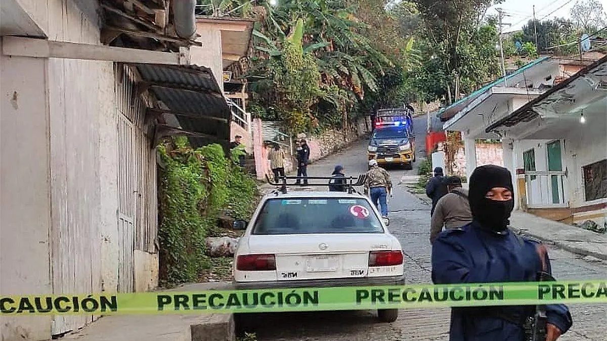 Localizan dos cuerpos al interior de un auto